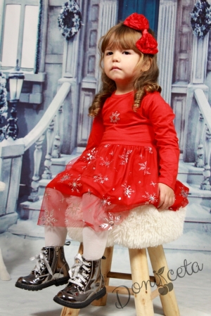 Коледна детска рокля в червено с тюл със сребристи снежинки