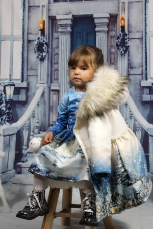 Комплект от детска  рокля  с дълъг ръкав със зимно детско палто с качулка и снежна картинка