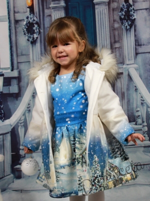 Комплект от детска  рокля  с дълъг ръкав със зимно детско палто с качулка и снежна картинка