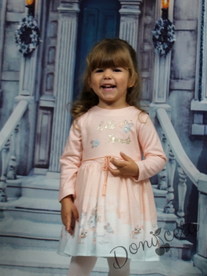 Детска рокля с дълъг ръкав в нежно прасковено с момиченце