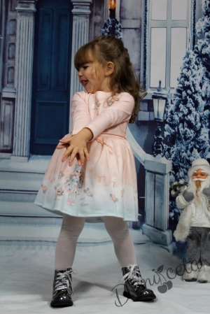 Детска рокля с дълъг ръкав в нежно прасковено с момиченце