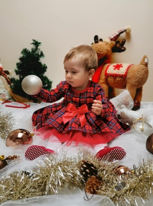 Коледна официална бебешка/детска рокля в каре с дълъг ръкав и тюл в червено