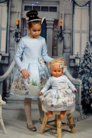 Официална детска рокля с дълъг ръкав в светлосиньо със зимна картинка със сняг