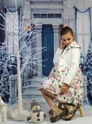 Комплект от детско палто за момиче  в бяло на цветя с рокля с дълъг ръкав