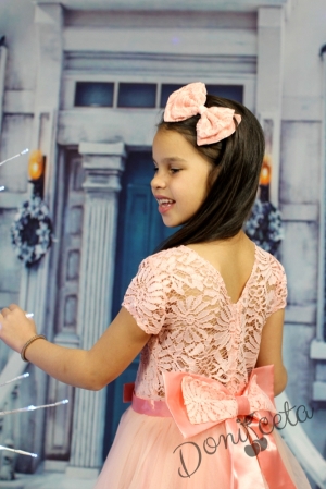 Официална детска рокля с къс ръкав в прасковено с дантела и тюл с коланче