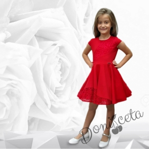 Официална детска рокля в червено с дантела от едната страна