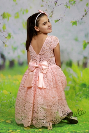 Официална детска рокля от дантела в прасковено с къс ръкав и голяма панделка отзад