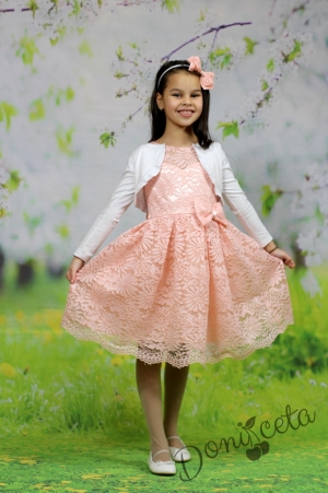 Комплект от официална детска дантелена рокля в прасковено с къс ръкав и голяма панделка отзад с памучно болеро в бяло