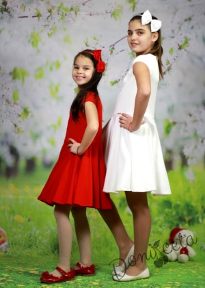Официална детска рокля в червено с дантела от едната страна