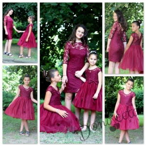 Комплект от официална детска рокля в бордо от дантела и тюл и Дамска рокля в бордо от колекция &quot;Майки и дъщери&quot;