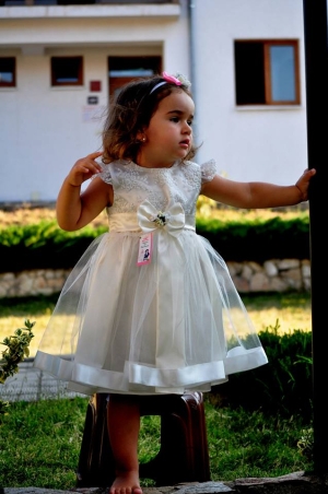 Официална детска/бебешка рокличка в дантела екрю за шаферка или кръщене 176Е