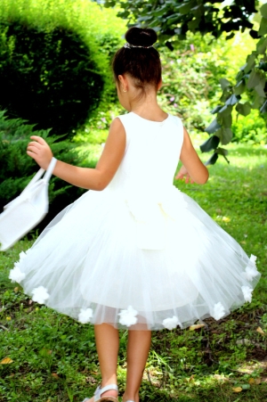 Официална детска рокля в бяло с 3D рози и  тюл с голяма панделка отзад  Белисимиа