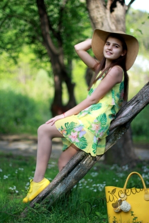 Детска лятна рокля без ръкав в жълто на воали с цветя с тънки презрамки