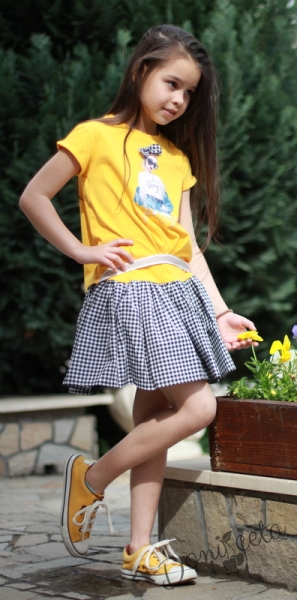 Детски комплект от 2 части - тениска/блузка с къс ръкав в жълто и карирана пола 