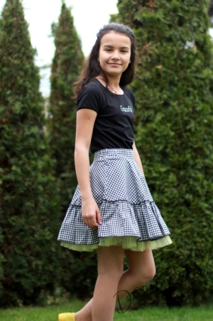 Детска карирна пола с тюл в черно и бяло
