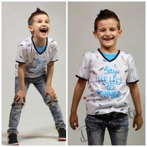  Детска тениска за момче с надписи в синьо с остро деколте