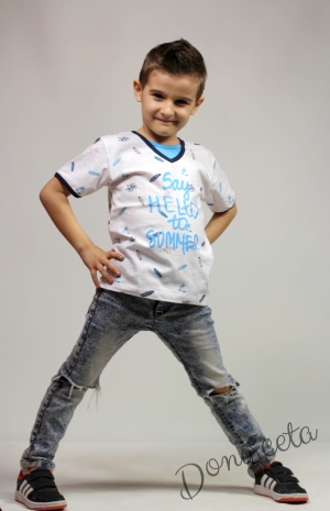  Детска тениска за момче с надписи в синьо с остро деколте