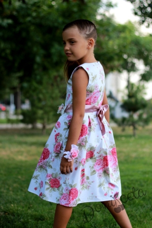 Детска рокля в бяло обсипана с  рози в розоворози