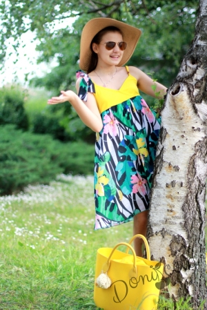 Детска лятна рокля с интересни мотиви с жълто