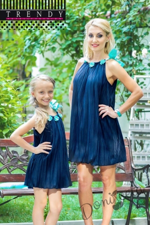 Детска рокля-майки и дъщери от тъмно син плисиран шифон с контрастни елементи в цвят мента!