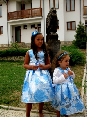 Детска рокля в светло синьо на цветя