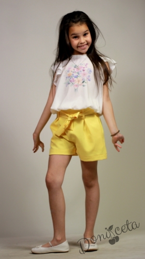 Къси панталони за момиче в жълто с коланче
