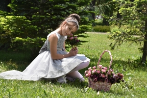 Официална детска рокля Лилия  с голяма панделка с 3D цветя и с тюл в сребристо