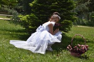 Официална детска рокля Ани в бяло с голяма панделка с 3D пеперуди и тюл