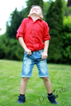  Комплект от детска риза с дълъг ръкав за момче в червено с къси накъсани дънки