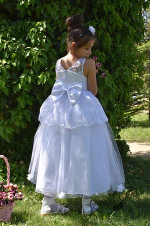 Официална детска дълга рокля Далия в бяло с дантела голяма панделка 