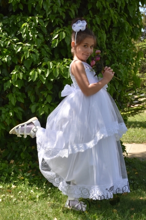 Официална детска дълга рокля Кари в бяло с дантела  и панделка отзад