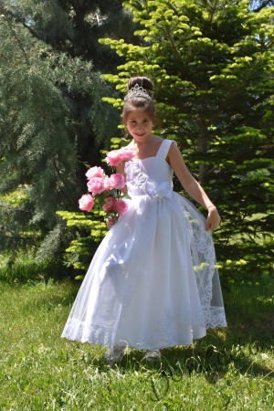 Официална детска дълга рокля Константина в бяло с дантела голяма панделка 