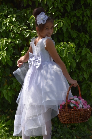 Официална детска рокля Жени  с голяма панделка и тюл в бяло