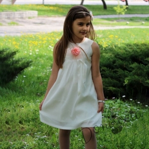 Лятна детска рокля в екрю от кенар с цвете