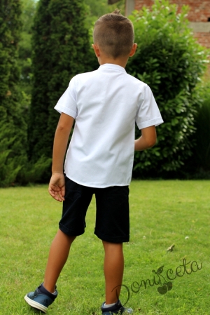 Комплект за момче от ризка с къс ръкав в бяло и с къси панталони в тъмносиньо с колан