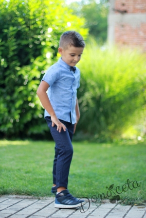 Комплект за момче от ризка с къс ръкав с дълги панталони и папийонка