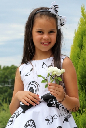 Официална детска рокля в бяло с ноти в черно тип клош Симона 