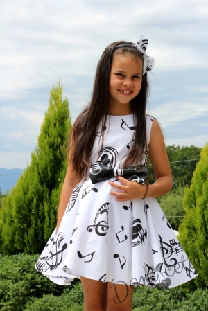 Официална детска рокля в бяло с ноти в черно тип клош Симона 