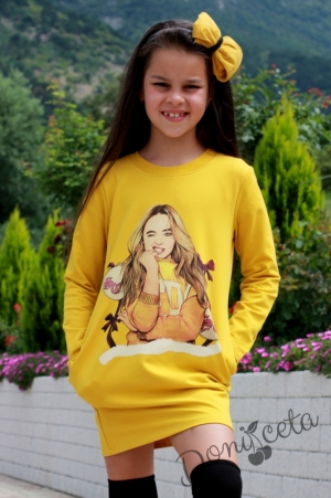 Детска туника/рокля с дълъг ръкав в цвят горчица с джобове с момиче