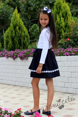Детски комплект от блуза в бяло и пола в тъмносиньо с бели цветенца отдолу