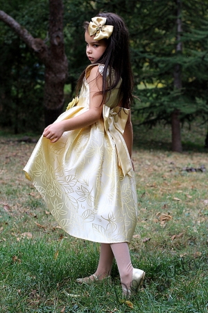 Детска официална рокля в златно по-дълга отзад