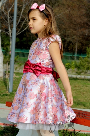 Официална детска рокля на цветя с тюл, който се подава отдолу