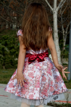 Официална детска рокля на цветя с тюл, който се подава отдолу