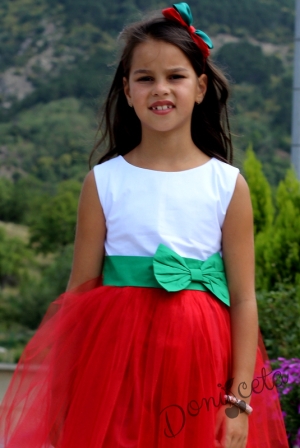 Детска рокля в бяло, зелено и червено с тюл