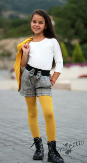 Комплект от 3 части от детска блуза в екрю, къси панталони в каре и сако в горчица за момиче