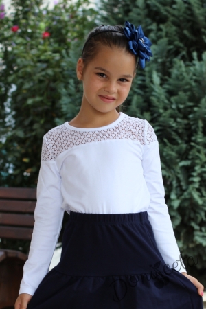 Детска блуза с дълъг ръкав за момиче в бяло с дантела