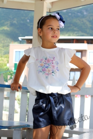 Комплект от детска блузка с къс ръкав в екрю с цветя и кожени панталони в тъмносиньо