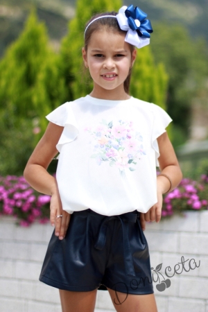 Комплект от детска блузка с къс ръкав в екрю с цветя и кожени панталони в тъмносиньо