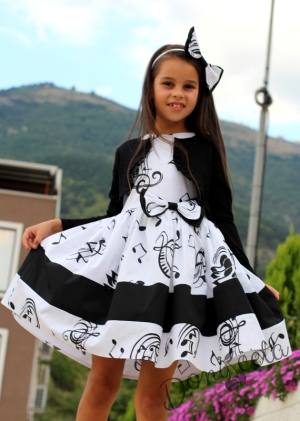 Комплект от детска официална рокля в бяло на черни ноти от памук с тюл отдолу Глорина с болеро в черно