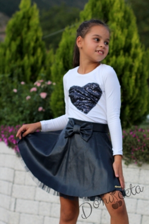 Детски комплект от кожена пола в тъмносиньо и блузка със сърце от пайети за момиче